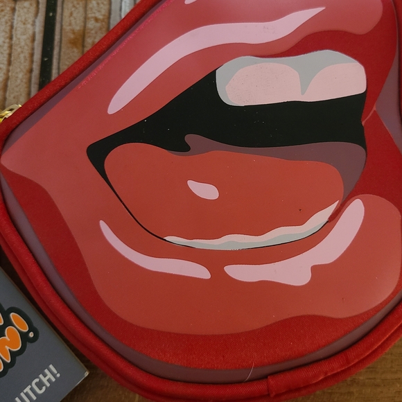 Lip-Shaped Red Bag - Picture 6 of 12